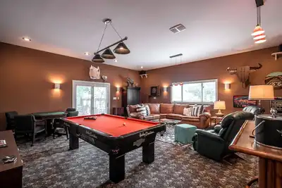 Image de The Highlands Hangout, Expo, Centre-Ville, rangée de restaurants! ! ! Salle de jeux et emplacement!