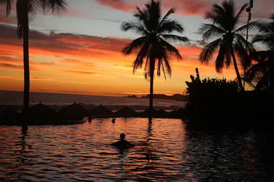 Image de Cette unité de 2200sf est à quelques pas de la plage et comprend de superbes couchers de soleil.