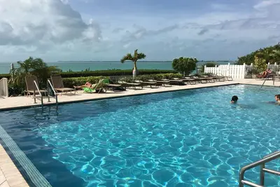 Image de Condo spécial Oceanfront Key Colony Beach, récemment et entièrement rénové
