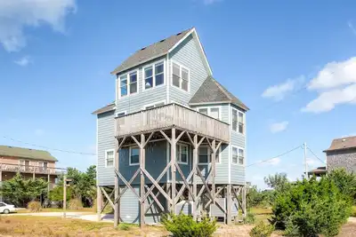 Image de Profitez de vues captivantes avec un accès facile à la plage depuis chez vous! Semi-bord de mer, Salvo