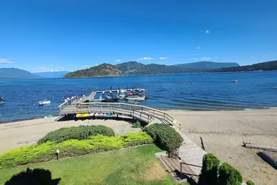 Image de Shuswap Beachfront Par Le Park Views UNITÉ D'Angle Wifi Secure Pier Bateau Bateau