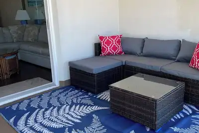 Image de Grand balcon privé donnant sur la plage - Boardwalk - Oceanfront!