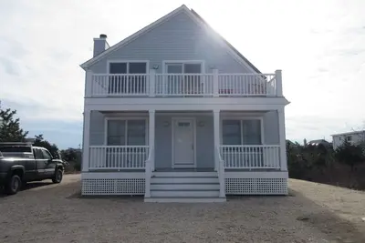 Image de Amagansett Beach House-Walk to Ocean and Bay-4bdr-2 1 / 2bath-Sleeps 9