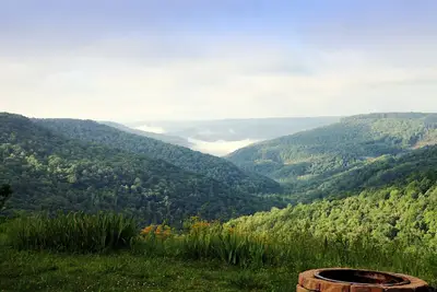 Image de Mountaintop Lodge magnifiquement rénové avec vue Bluff