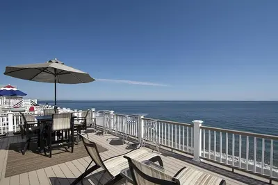 Image de 4 Br \/ 2 Bath maison de plage. Front de mer. À distance de marche du port de Scituate!