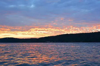 Image de Vues incroyables, belle maison au bord du lac avec quai et votre propre piscine privée!