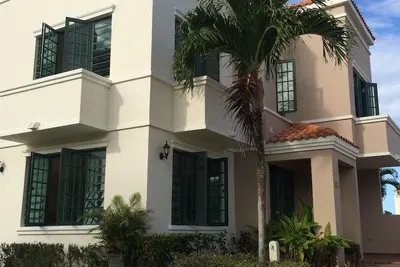 Image de Belle villa face à l'océan à la plage privée en bon état