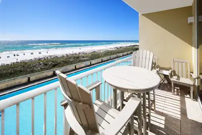 Image de Front de mer parfait, 3ème étage, grande piscine, parking Cvrd, service de plage -we313
