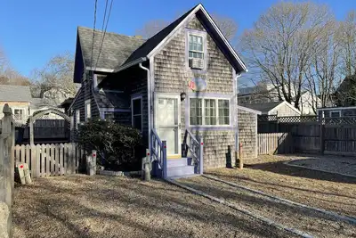 Image de Oak Bluffs! Rénové et proche de tout!
