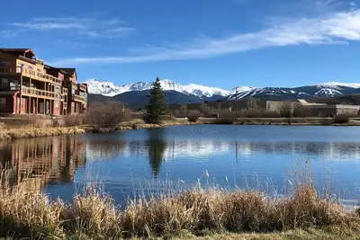 Maison spacieuse au bord de l'eau avec vue et emplacement