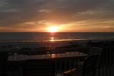 Image de Calme et paisible luxe sur la plage Condo - couchers de soleil impressionnants! Embarcadère Inclus!