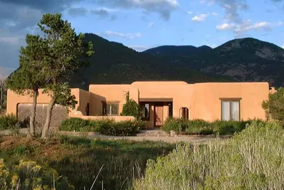 Image de Casa Coyote - Taos Custom Adobe Home - Vues \/ Natation \/ Ski \/ Spa \/ Tennis \/ Wifi - Los Alt