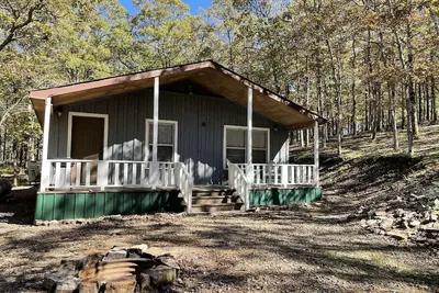 Image de Cabine confortable et douillette à deux lits et une salle de bain nichée dans les montagnes de Kiamichi