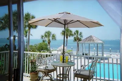 Image de Vue spectaculaire, nouvelle rénovation de 40 000 $, condo privé en bord de mer, St. Pete