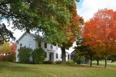 Image de Charme, entièrement restaurée, Greek Revival House, champs agricoles Cadre