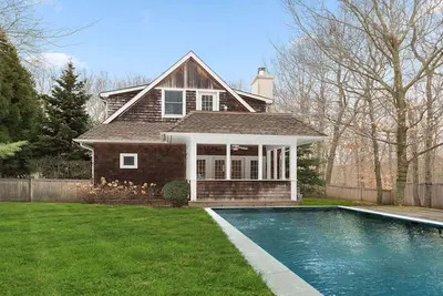 Image de 4 lits / 3. 5 Bath, Spacieux, Open Layout East Hampton Accueil - Parfait pour la collecte