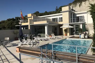 Image de Superbe villa, piscine chaude (avril à oct), 7 min de la plage\/des restaurants