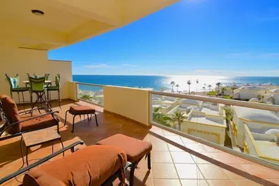 Image de Spectaculaire condo de 2 chambres sur la plage de sable à Las Palmas Resort b-401