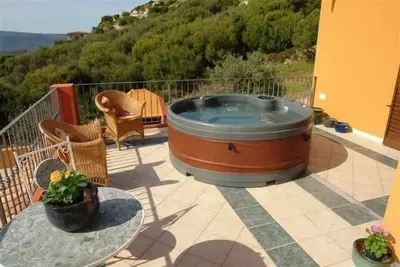 Image de 5 Bedrooms, could sleep 12, In a 4 acre Olive Grove