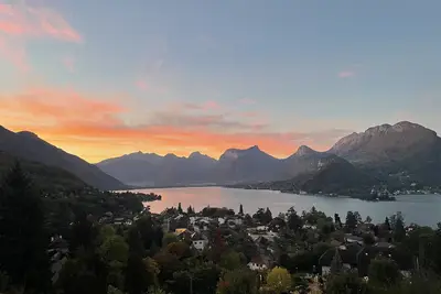 Image de Appartement avec jardin privé et vue de rêve surplombant la baie de Talloires