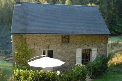 Image de Moulin à eau situé dans une vallée privée avec piscine exterior.