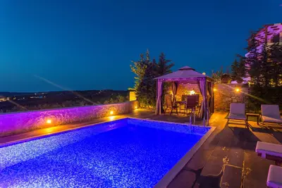 Rethymno villa familiale avec piscine privée et des terrains sécurisés situé dans Roupes