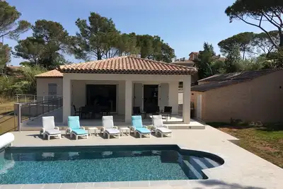 Image de Villa individuelle climatisée avec piscine sécurisée\/chauffée et grand jardin