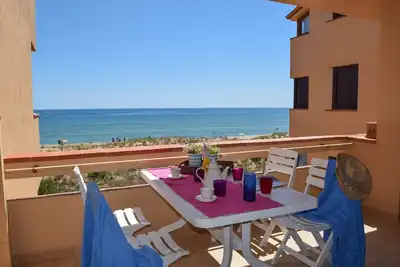 Beach Front Appartement, Wifi, parking, piscine et jardin