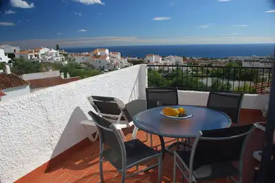 Image de Maison mitoyenne avec une vue imprenable et piscine, grande terrasse ensoleillée
