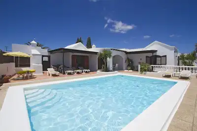 Image de Villa individuelle moderne de luxe avec grande piscine chauffée - 3 chambres - 2 salles de bains