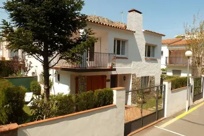 Image de Maison avec jardin à 100m de la plage - Wifi