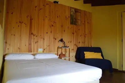 Image de Maison pour 2 personnes avec cheminée et un lit double