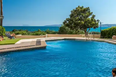 Image de Cristo Beach - Élégant appartement avec A\/C, grande terrasse ensoleillée & WiFi