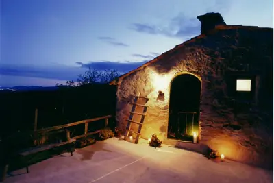 Image de Magnifique hameau rural de 600 niché dans la vue sur la mer de la nature sauvage 180 °