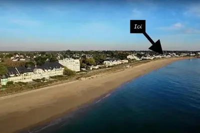 Image de La plage à pied en 2 minutes. Résidence de standing. Internet, jardin, parking.