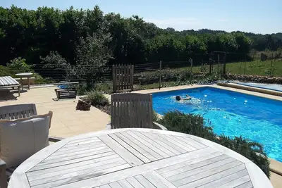Image de Lamourlanquais. Gite Eu avec grande piscine. Cuisine avec 2 chambres et 4 personnes