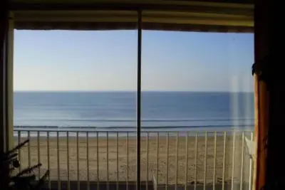 Image de Appartement face à la mer devant une longue plage de sable fin