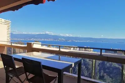 Image de Superbe T2 60m² avec vue exceptionnelle sur le golfe et garage en sous-sol.