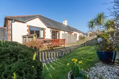 Image de Keepers Cottage est l'un des quatre chalets des anciennes écuries de Roserrow.