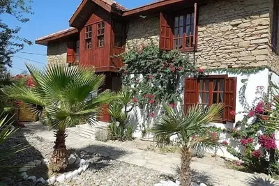 Image de Villa indépendante en pierre avec jardin clos privé et piscine