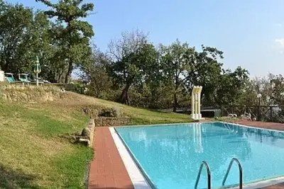 Image de Villa Mariolina Grande: Une ancienne ferme caractéristique et accueillante sur deux étages situé dans une position isolée sur les pentes d'une colline couverte d'oliviers.