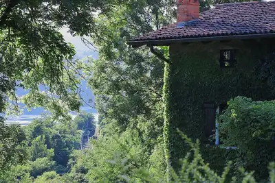 Un paradis avec vue sur le lac, grande maison avec beau jardin privé