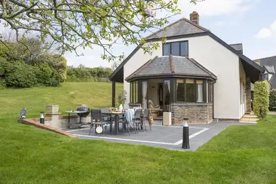 Image de Surplombant les lacs de Roserrow, April Cottage occupe une position enviable.