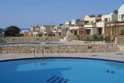 Image de Villa de vacances, près de la plage, avec piscine et vue sur la montagne