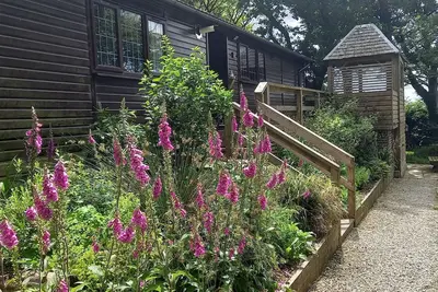 Sunset Cabin, regardez le coucher de soleil sur l'horizon du nord Devon dans cette cabine confortable!
