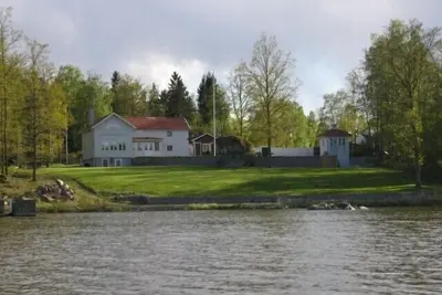Image de Grande maison estivale directement au bord du lac Hjälmaren