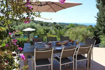 Image de Villa avec vue sur la mer et piscine chauffée sur la presqu'île de Saint- Tropez<br>