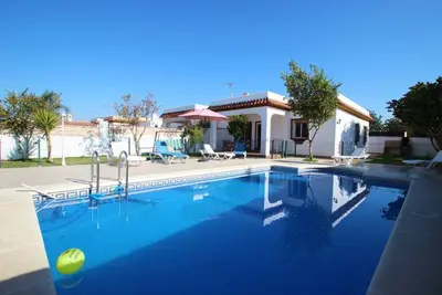 Image de Maison de vacances avec piscine privée près de la ville de Conil, avec air conditionné, beau jardin et internet - Casa Cristina -