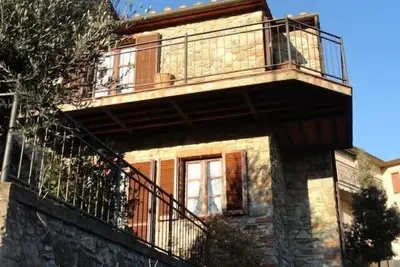 Image de Belle maison en pierre en Toscane avec terrasse et balcon.