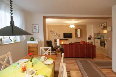 Image de Appartement moderne, 250m du lac, terrasse plein sud et barbecue, entièrement clôturé.